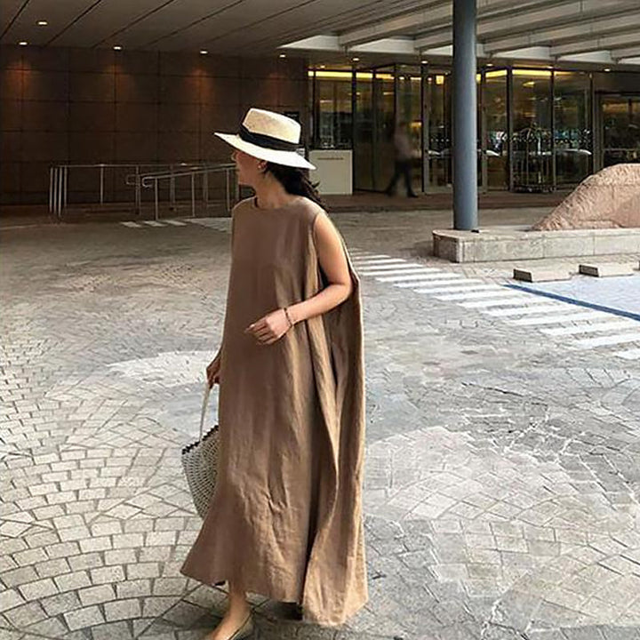 "Elegant ärmlös A-linjeklänning i bomull och linne med rund hals, lämplig för vår och sommar. Finns i svart, aprikos, mörkbru