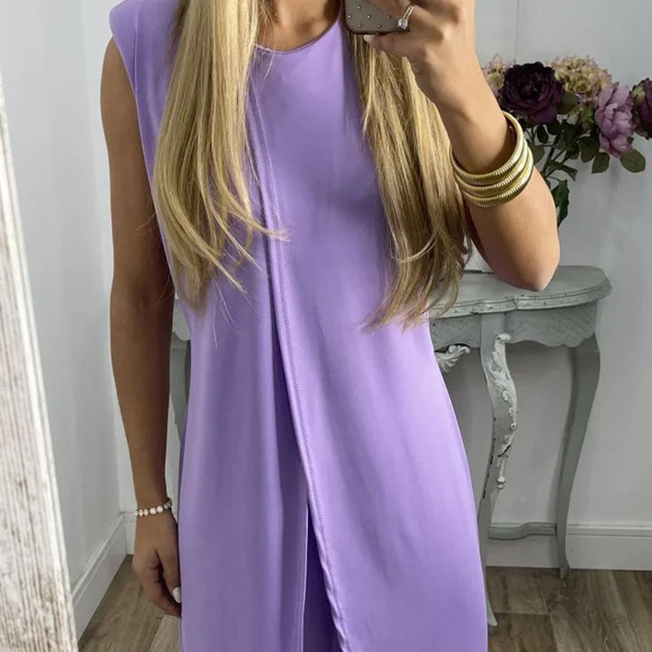 "Elegant ärmlös tvådelad set för kvinnor i beige, rundhalsad design i bekväm bomullsblandning, luftigt och stilrent."