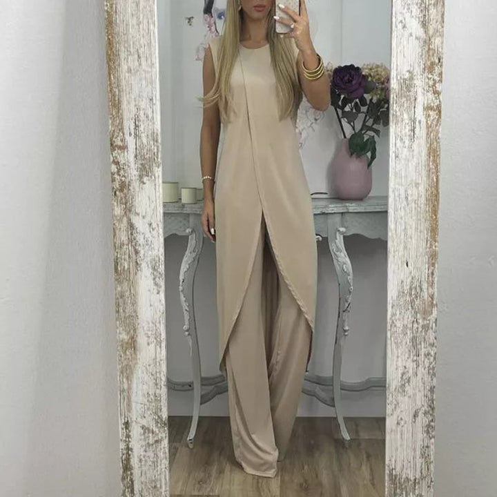 "Elegant ärmlös tvådelad set för kvinnor i beige, rundhalsad design i bekväm bomullsblandning, luftigt och stilrent."