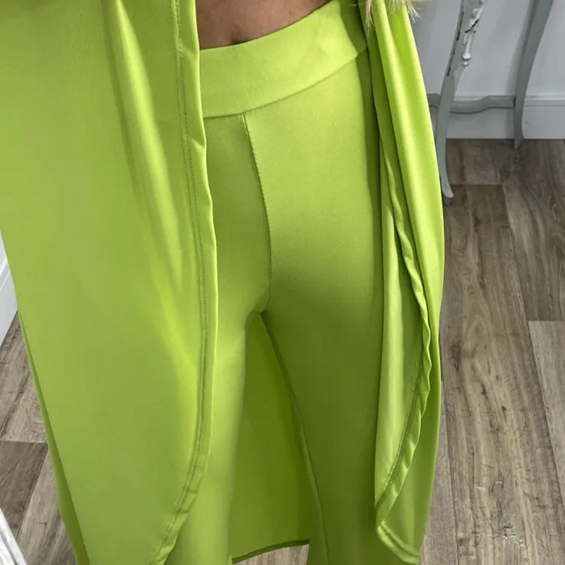 "Elegant ärmlös tvådelad set för kvinnor i beige, rundhalsad design i bekväm bomullsblandning, luftigt och stilrent."