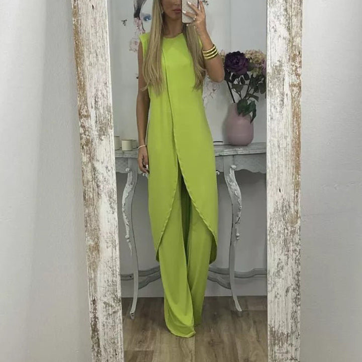 "Elegant ärmlös tvådelad set för kvinnor i beige, rundhalsad design i bekväm bomullsblandning, luftigt och stilrent."