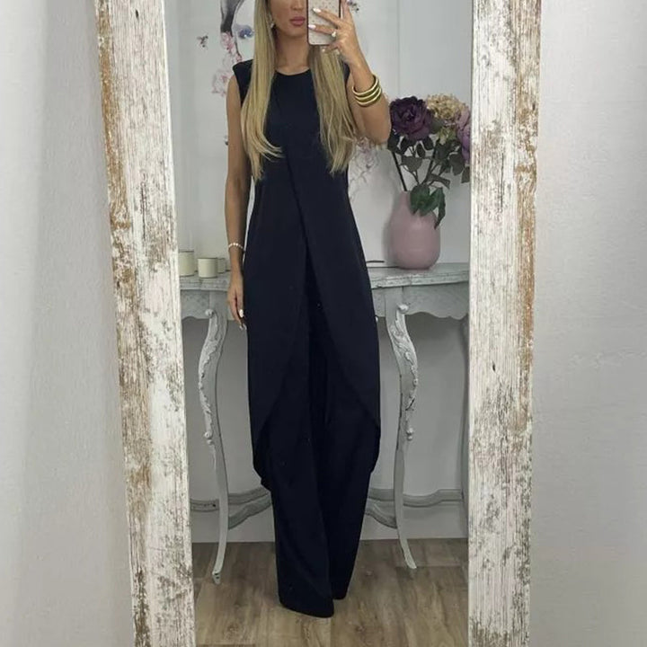 "Elegant ärmlös tvådelad set för kvinnor i beige, rundhalsad design i bekväm bomullsblandning, luftigt och stilrent."
