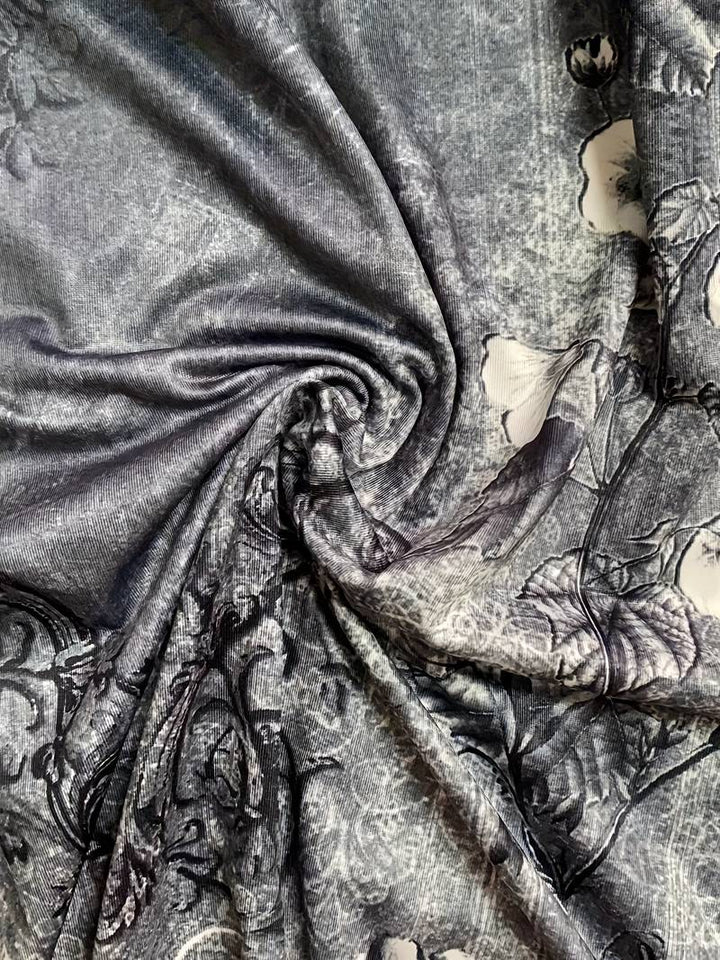 Snygg asymmetrisk midiklänning med modernt abstrakt tryck, idealisk för en chic look.