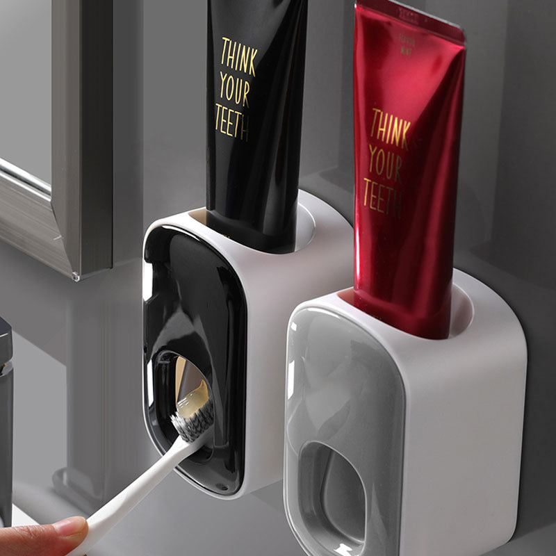 "Elegant automatisk tandkrämsklämma i modern design, sparar tid i badrummet, monteras enkelt på släta ytor."