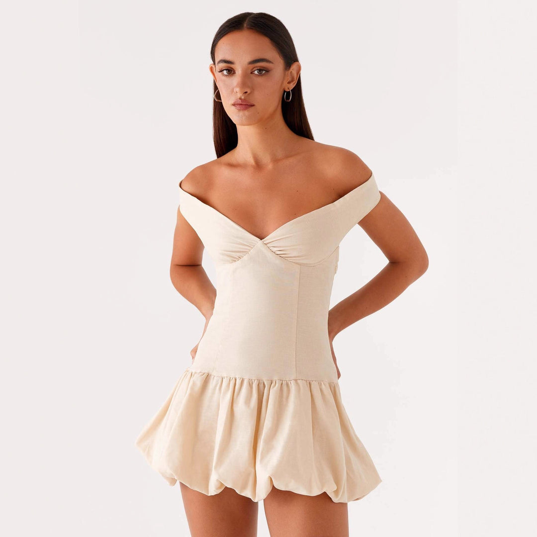 Elegant axelbandslös aftonklänning för damer, perfekt festklänning eller bröllopsgästklänning.