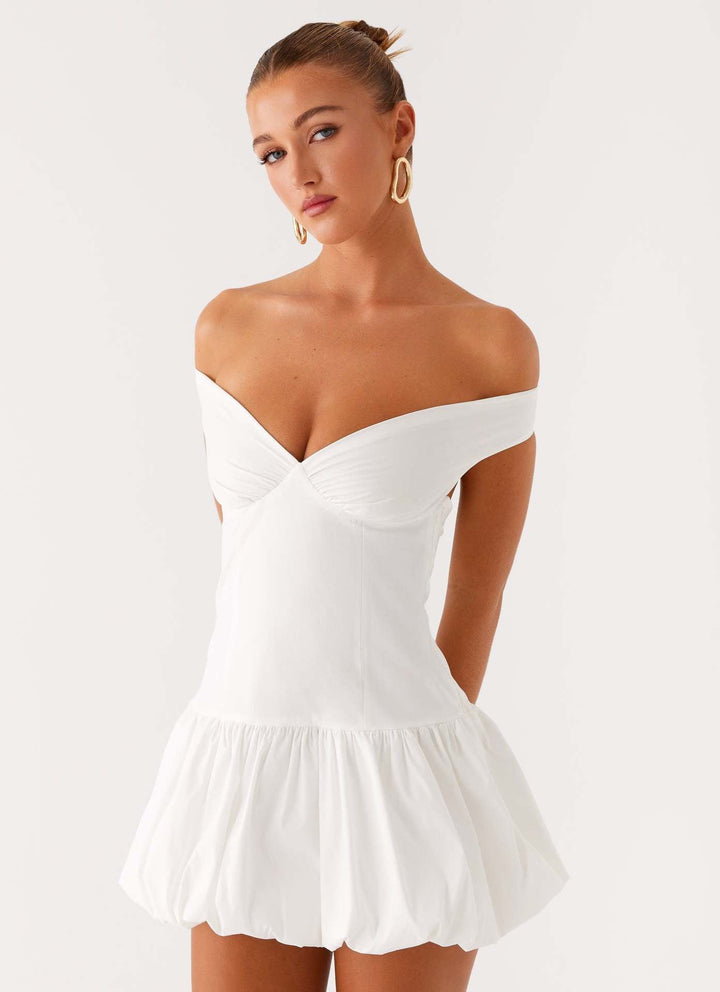 Exklusiv axelbandslös kvällsklänning, elegant och formell för speciella tillfällen, bal eller middag.