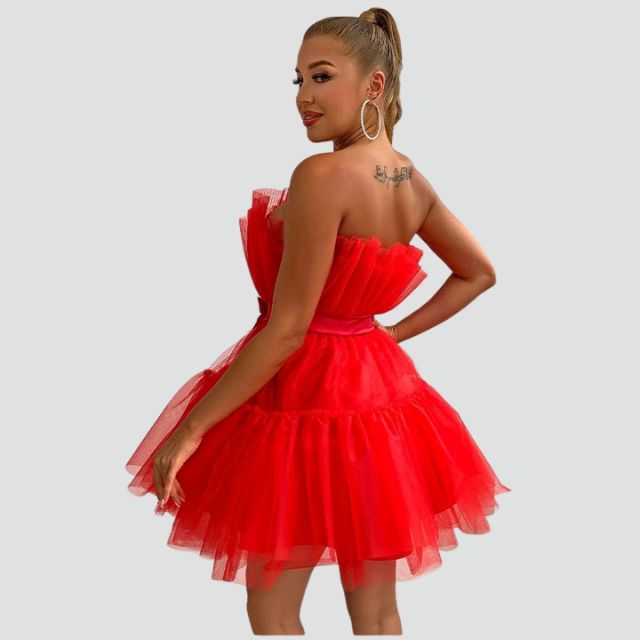 Aftonklänning för kvinnor, axelbandslös tyllklänning med distinkta lager, en glamorös festoutfit.
