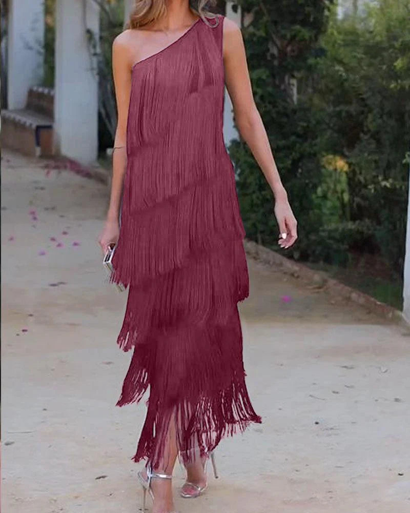 Kvinnors sommarklänning, axelbar med spännande fransar, för en elegant och modeinriktad look