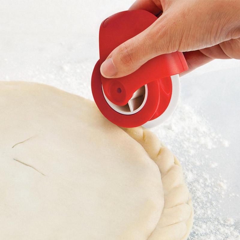 "Elegant bakverksrulle i ABS-plast med ergonomisk design, perfekt för dekorativ bakning och skapande av raka kanter."