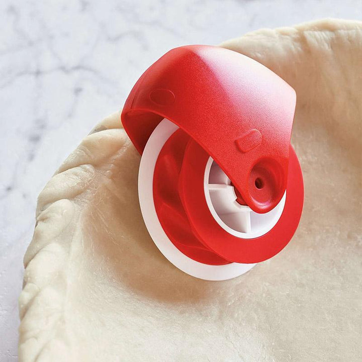 "Elegant bakverksrulle i ABS-plast med ergonomisk design, perfekt för dekorativ bakning och skapande av raka kanter."