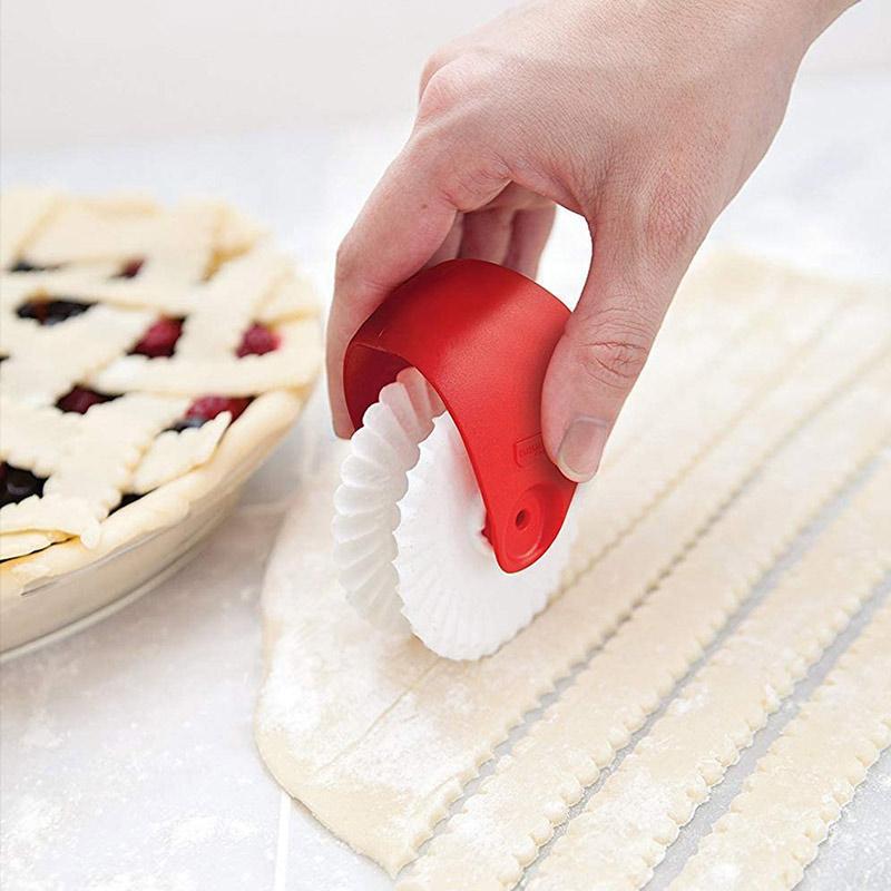 "Elegant bakverksrulle i ABS-plast med ergonomisk design, perfekt för dekorativ bakning och skapande av raka kanter."