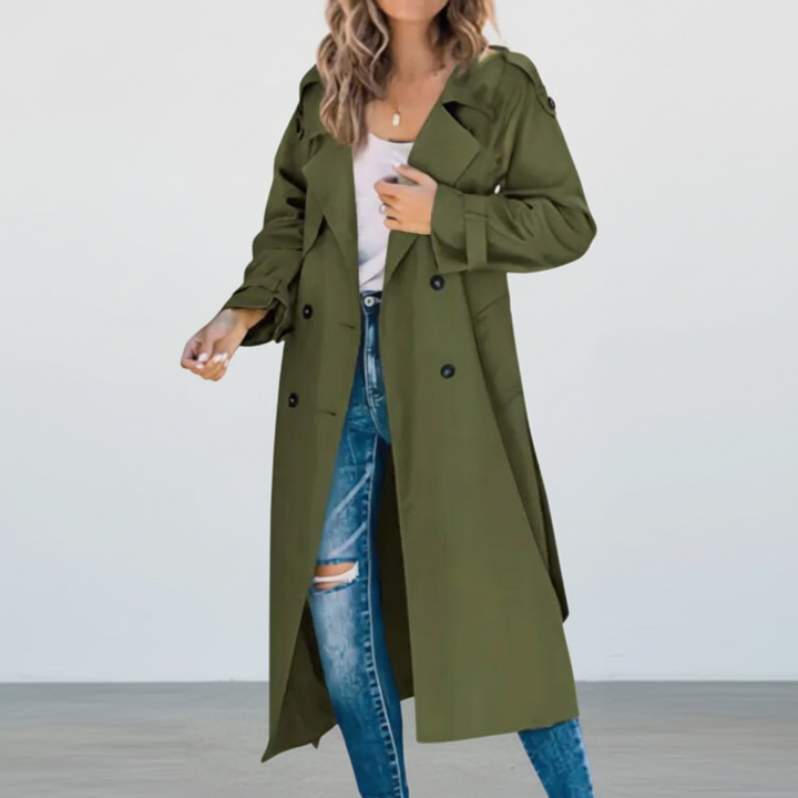 Tidlös Fiona trenchcoat i elegant design. Lång damkappa som stilrent ytterplagg för höst- och vintergarderoben.
