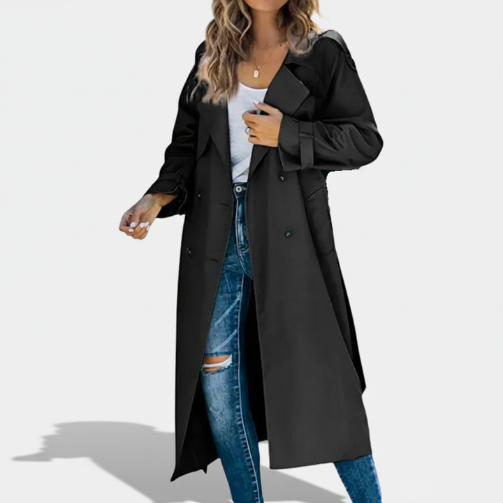 Detaljbild av Fiona trenchcoat, bälte och krage. Beige långkappa för dam, klassiskt ytterplagg för höst/vinter.