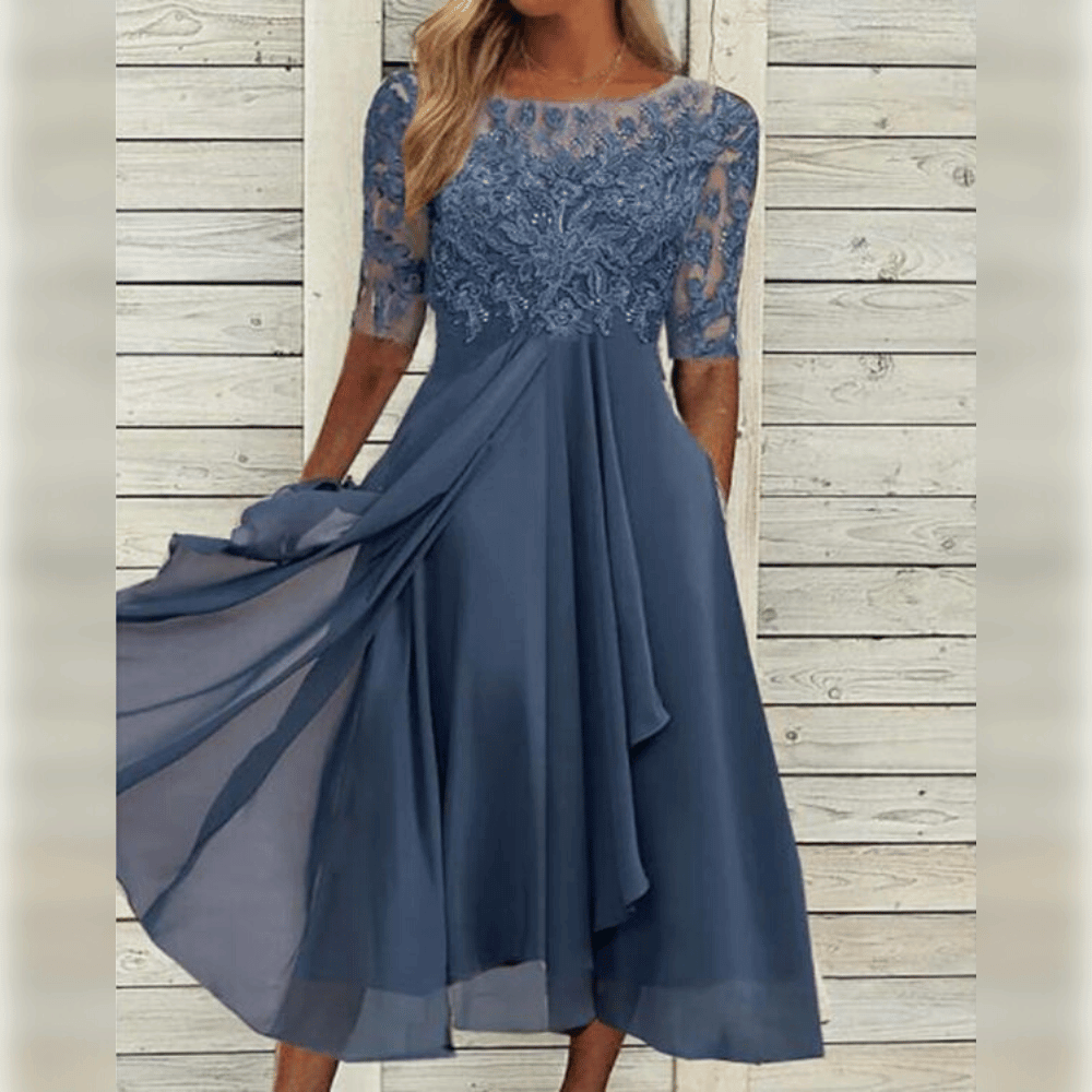 Elegant blå aftonklänning i spets för dam, perfekt festklänning med lång, smickrande stil.