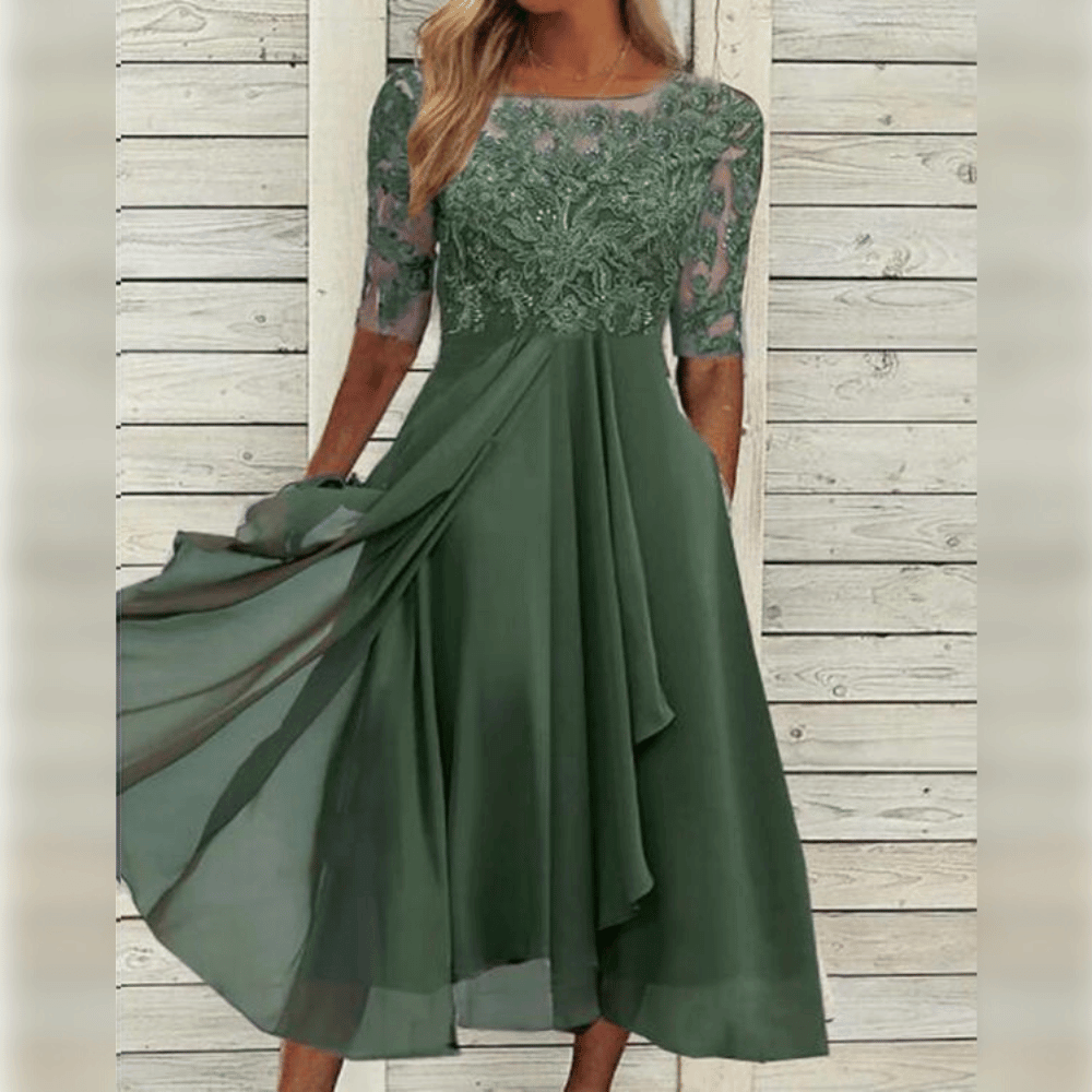 Stilren grön långklänning med spets, en graciös festklänning för högtid, elegant damklänning.