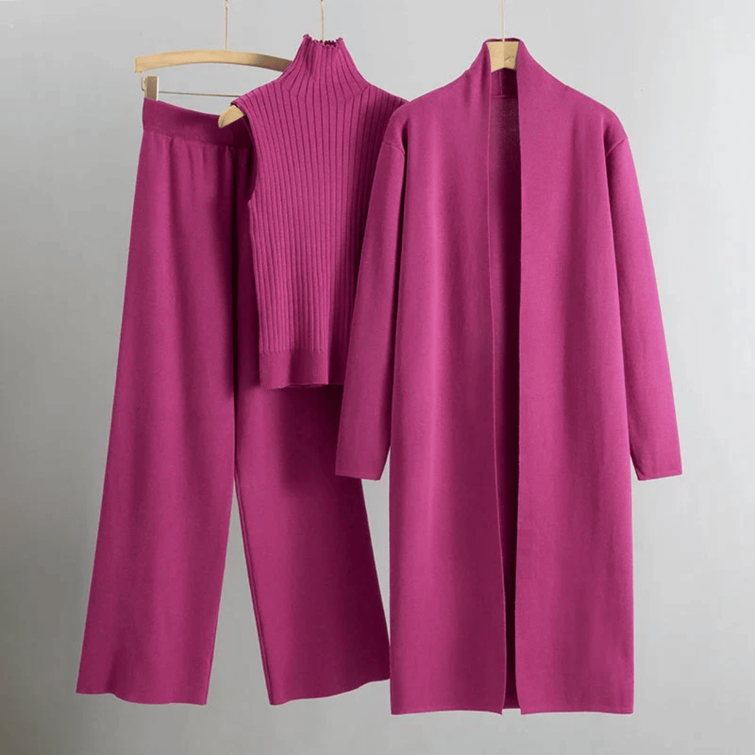 Närbild på skräddarsydd kavajdel av blå dambyxdräkt, med fokus på elegant material.