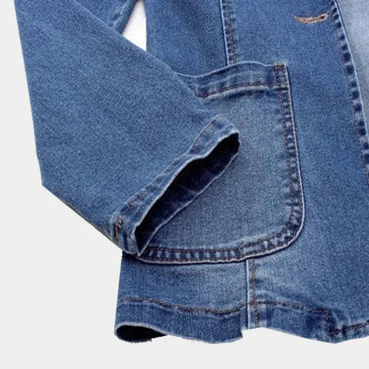 Modern och elegant blå damkavaj i hög kvalitet. En skräddarsydd stil för mångsidiga tillfällen.