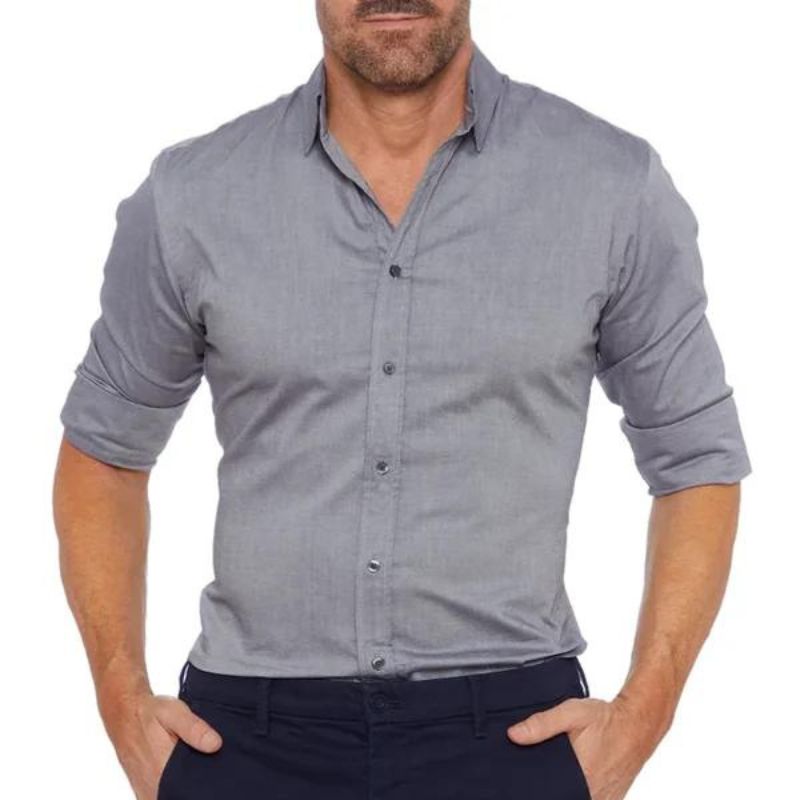 Modell bär blå herrskjorta med dragkedja, demonstrerar en avslappnad men elegant look.