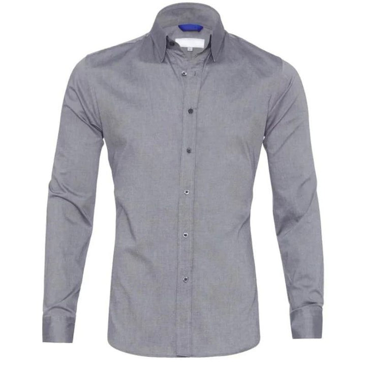 Blå herrskjorta med dragkedja uppknäppt, visar dess mångsidighet och komfort.