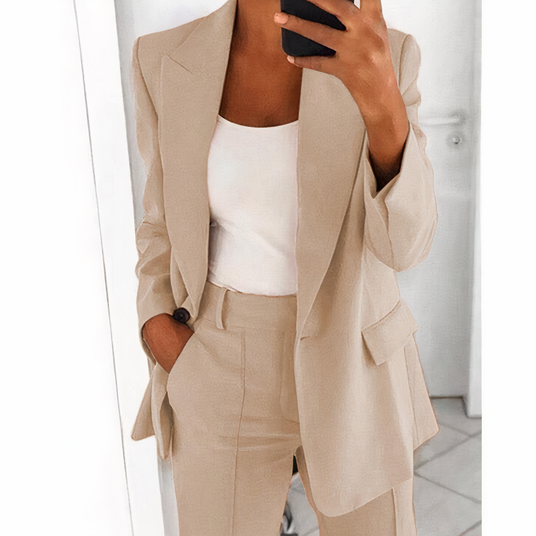 Klassiskt blazerset dam, perfekt för business casual eller stilren vardagslook.