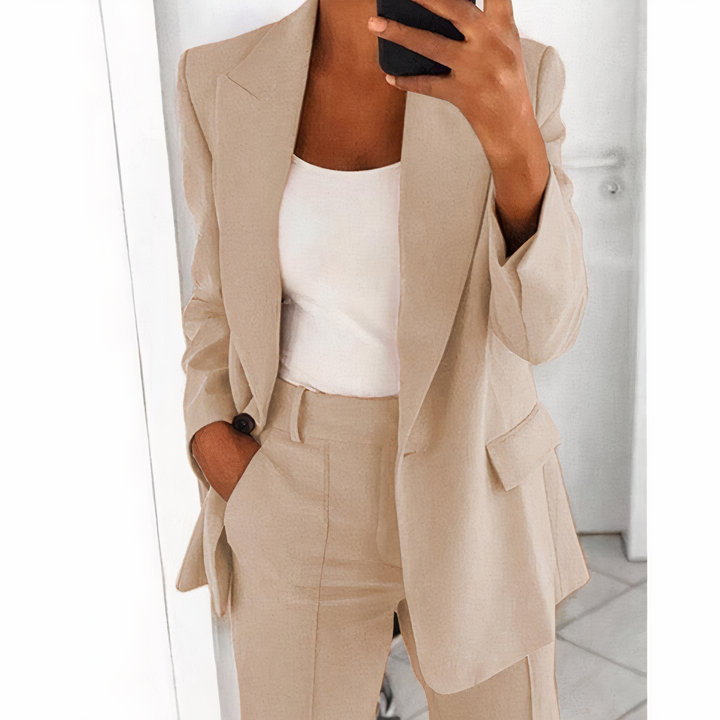 Klassiskt blazerset dam, perfekt för business casual eller stilren vardagslook.