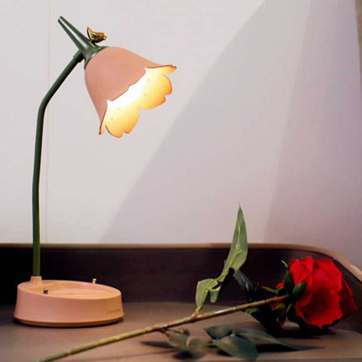 Trådlös touchlampa LumaPetal med blomdesign, energisnål LED-belysning för modern heminredning.
