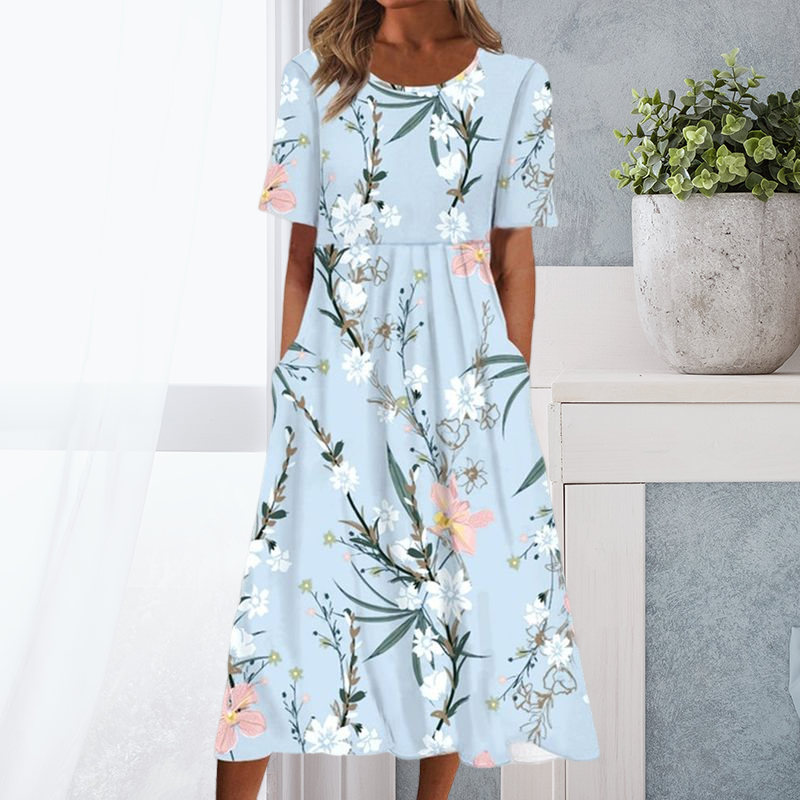 "Elegant blommig A-linje klänning med rund hals i vitt och blått, midi-längd för en feminin och sofistikerad stil."