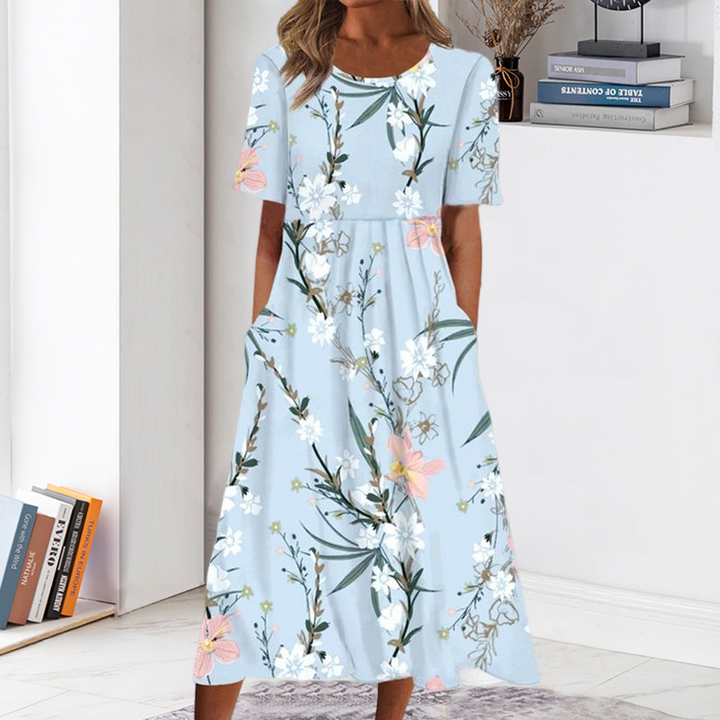 "Elegant blommig A-linje klänning med rund hals i vitt och blått, midi-längd för en feminin och sofistikerad stil."