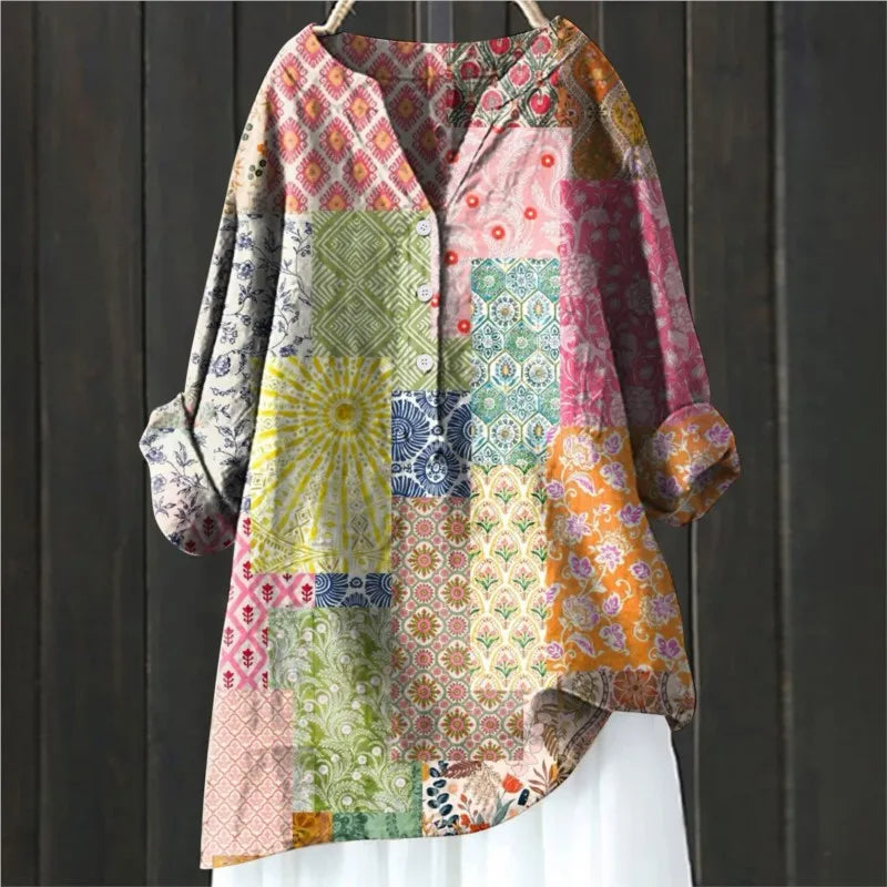 Elegant kvinnors blus med blommönster, visas med matchande accessoarer