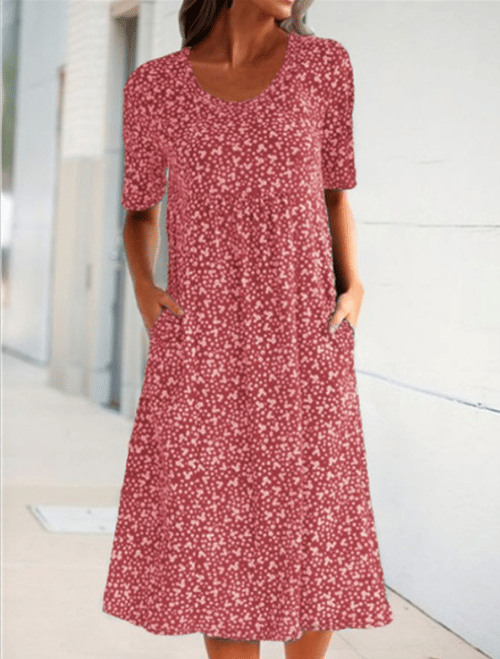 Vacker blommig sommarklänning i luftigt tyg, idealisk för en fräsch och feminin look.