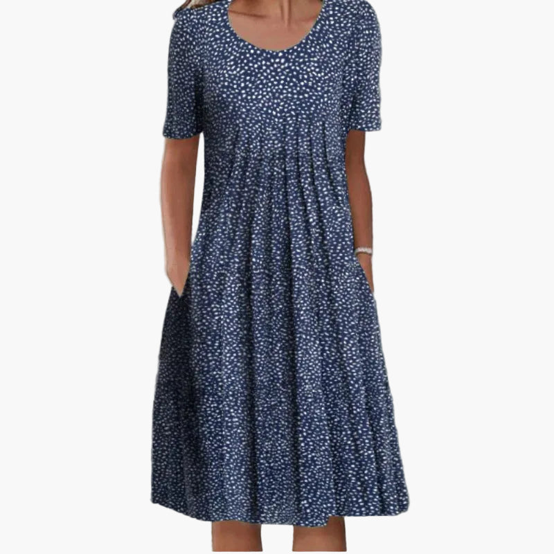 Snygg blommig sommarklänning för dam, med elegant snitt. Lätt och bekväm för sommarens alla tillfällen, sommarstil.