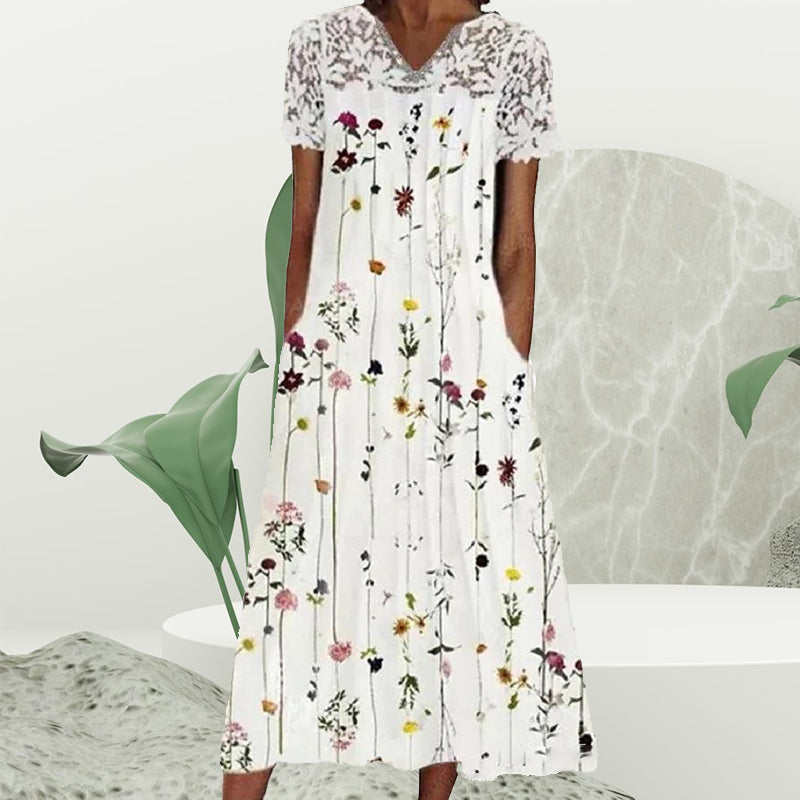 "Elegant blommig damsklänning med spetsdetaljer, perf för både vardag och fest. Midi-längd, sofistikerad look."