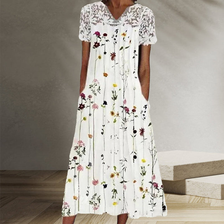 "Elegant blommig damsklänning med spetsdetaljer, perf för både vardag och fest. Midi-längd, sofistikerad look."