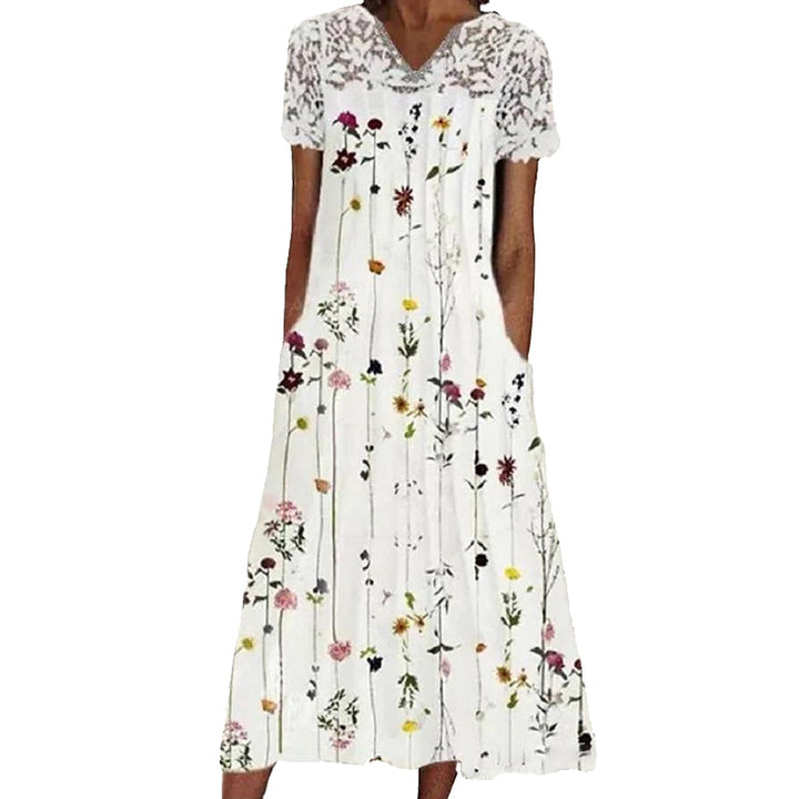 "Elegant blommig damsklänning med spetsdetaljer, perf för både vardag och fest. Midi-längd, sofistikerad look."