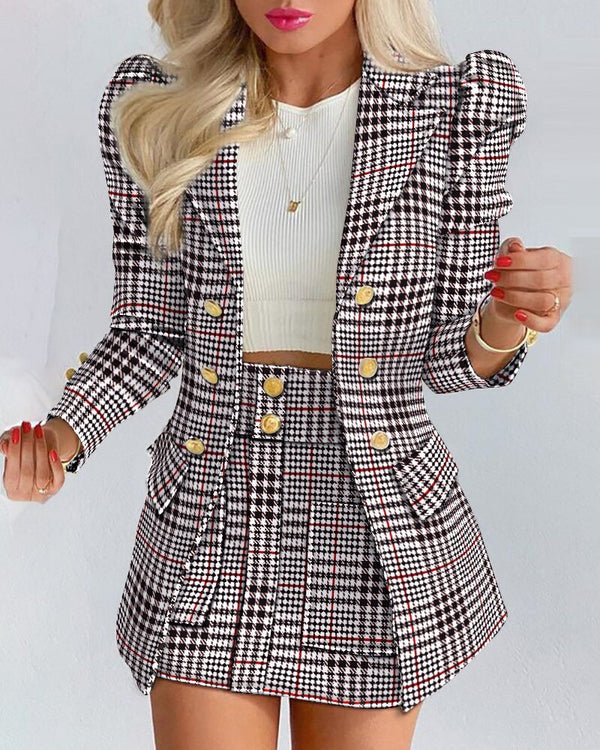 Modell bär ett elegant rutigt koordset med skräddarsydd kavaj och knälång kjol.