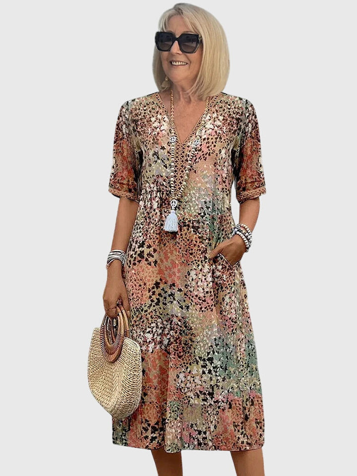 Elegant blommig midiklänning för dam, perfekt som sommarklänning med flödande stil. Kvinnlig vardagsfestklänning.