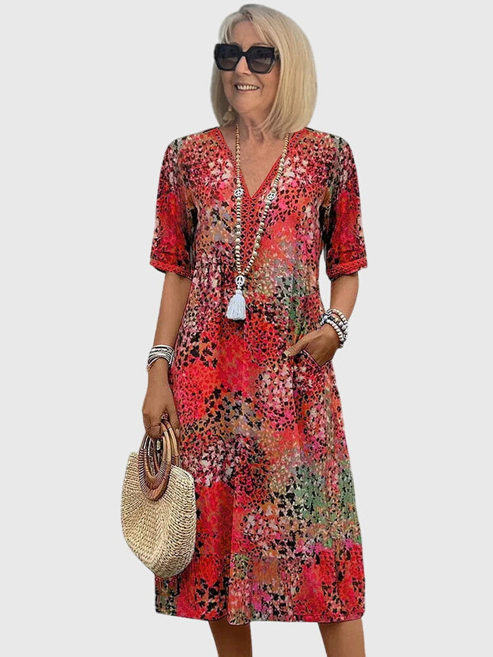 Blommig dam midiklänning med livfullt mönster. Trendig midi sommarklänning för en elegant look.