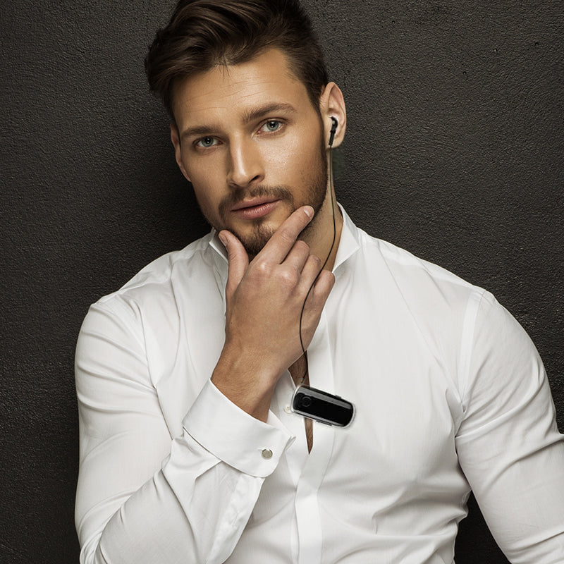 "Elegant Bluetooth-headset med krag-clip och indragbara hörsnäckor, idealiskt för handsfree-bruk och dagliga aktiviteter."