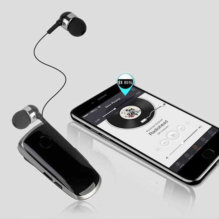 "Elegant Bluetooth-headset med krag-clip och indragbara hörsnäckor, idealiskt för handsfree-bruk och dagliga aktiviteter."