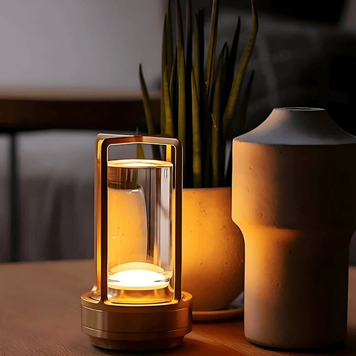 Portabel dimbar bordslampa. Trådlös belysning som passar både uteplats och vardagsrum.