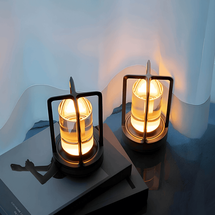 Modern uppladdningsbar designlampa. Ger elegant ljus för alla rum, trådlös och praktisk.