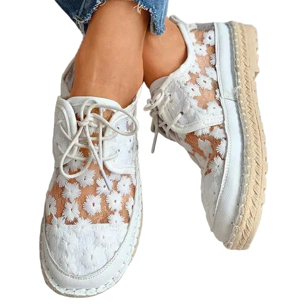 Elegant broderad kvinnorsneakers i vit färg med intrikata sömmar för en bekväm vardagsstil