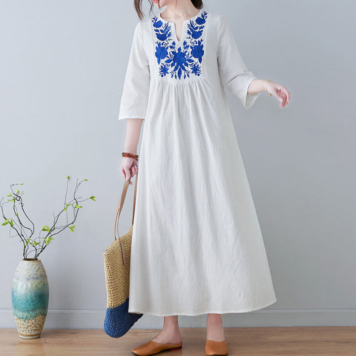 "Elegant broderad sommarklänning med V-ringning, kort ärm och lång kjol, i färger vit, gul, röd och grön för kvinnor."