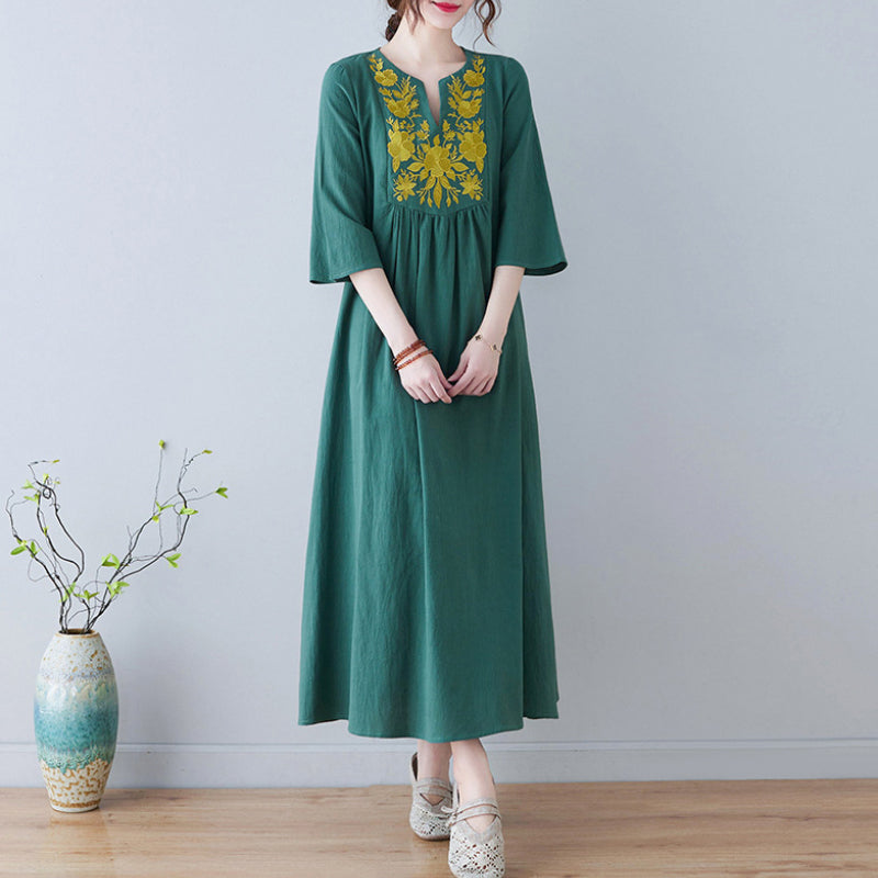"Elegant broderad sommarklänning med V-ringning, kort ärm och lång kjol, i färger vit, gul, röd och grön för kvinnor."
