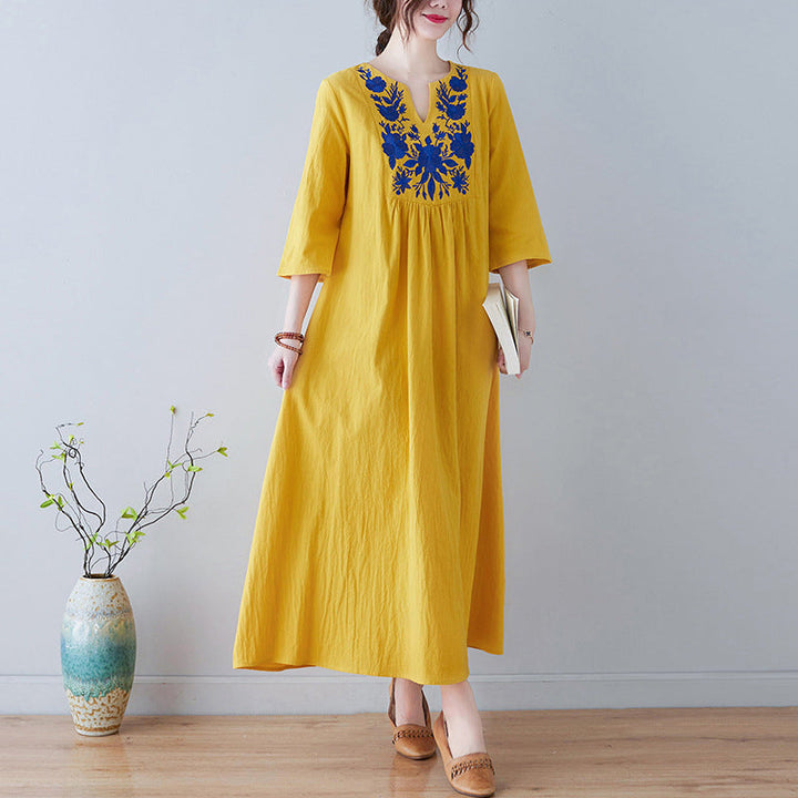"Elegant broderad sommarklänning med V-ringning, kort ärm och lång kjol, i färger vit, gul, röd och grön för kvinnor."