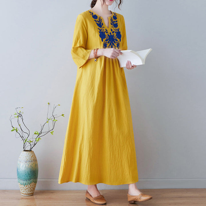 "Elegant broderad sommarklänning med V-ringning, kort ärm och lång kjol, i färger vit, gul, röd och grön för kvinnor."