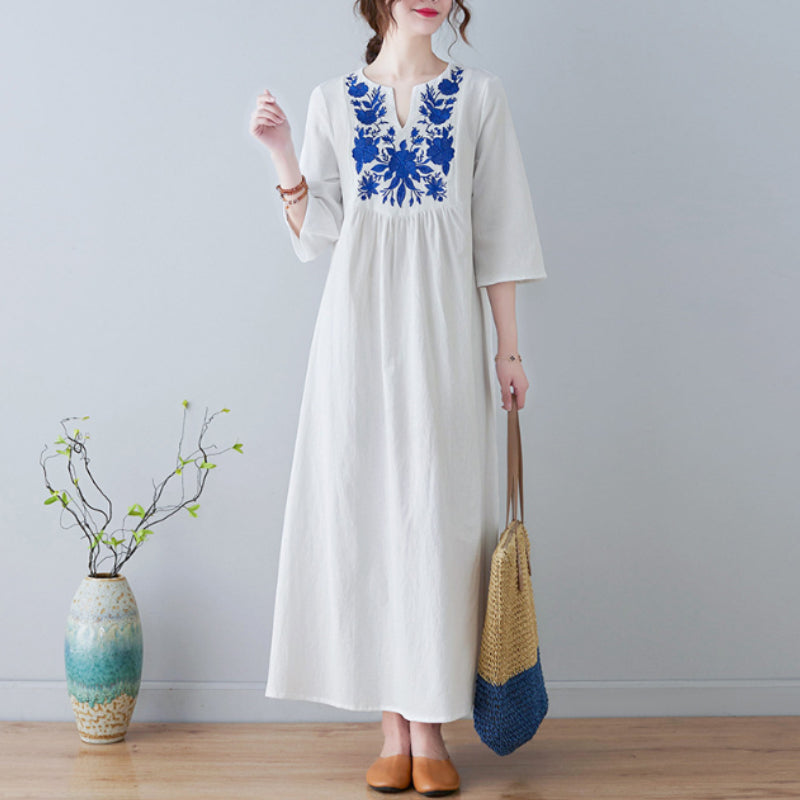 "Elegant broderad sommarklänning med V-ringning, kort ärm och lång kjol, i färger vit, gul, röd och grön för kvinnor."