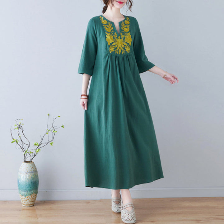 "Elegant broderad sommarklänning med V-ringning, kort ärm och lång kjol, i färger vit, gul, röd och grön för kvinnor."