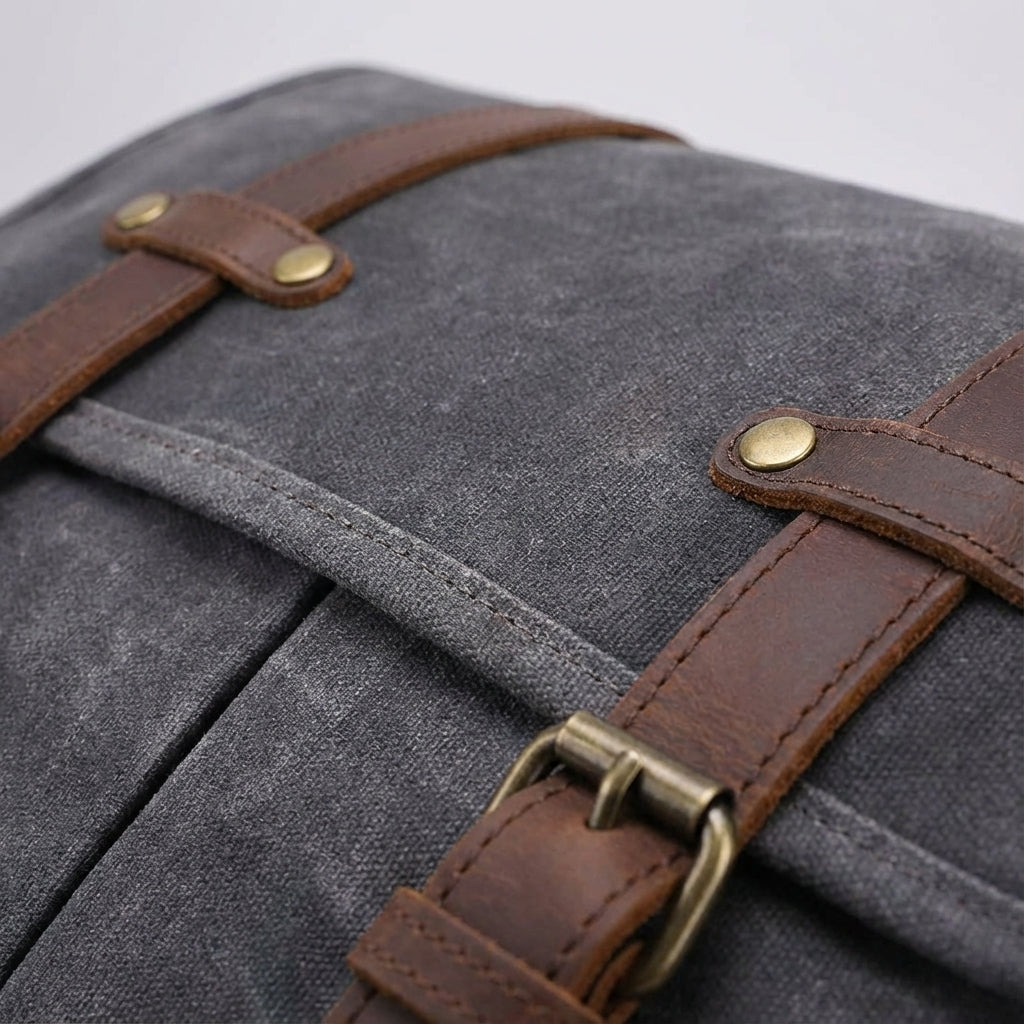 Grå MetroSatchel läderväska, crossbody-design. Elegant och rymlig för laptop och personliga föremål, för herr.