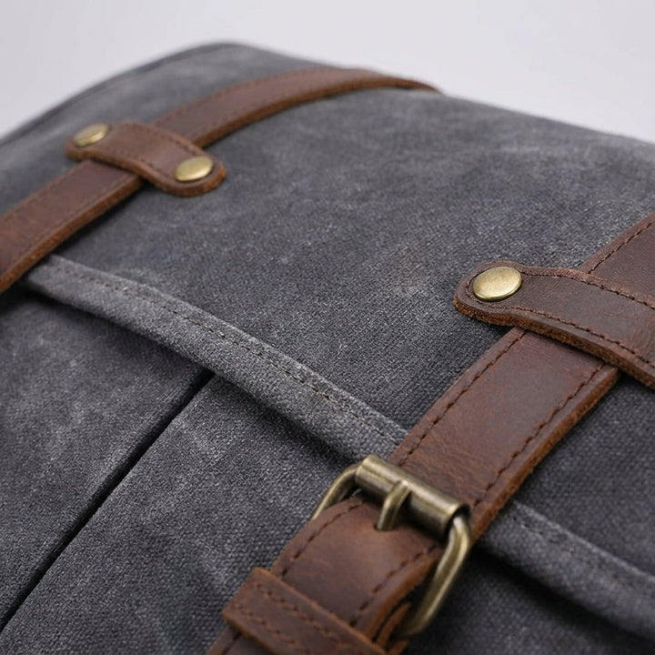 Grå MetroSatchel läderväska, crossbody-design. Elegant och rymlig för laptop och personliga föremål, för herr.